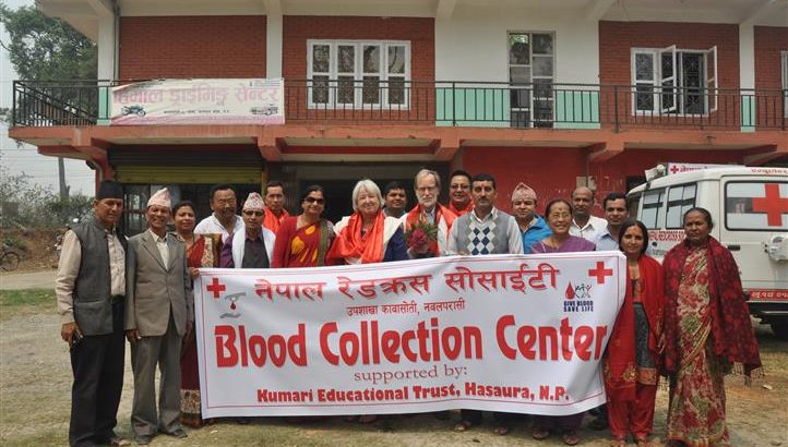 bloedbank met het bestuur en Rode Kruis Nepal
