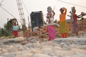 Vrouwen uit omliggende dorpen helpen bij de bouw.