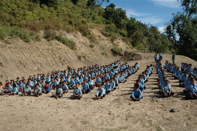 Kinderen wachten op een nieuwe school.