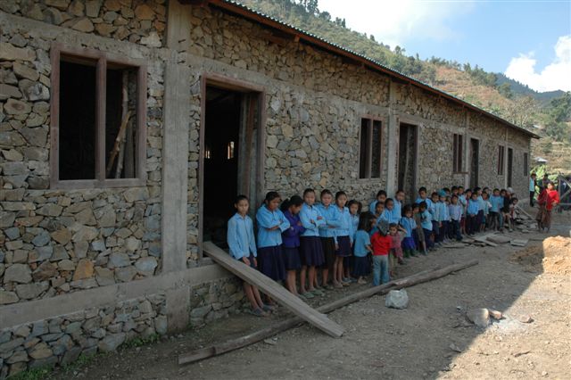 Voor deze school in Bhandari werden duizenden stenen uit de rotsen gehakt naar het dorp gebracht en daar op maat gehakt.