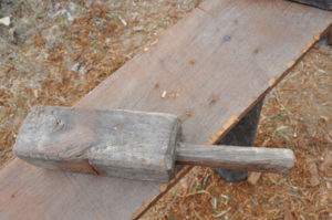 een hamer, die gebruikt wordt bij de bouw van de school