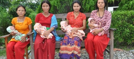 Moeders met baby’s die in het Kumari-gezondheidscentrum werden geboren