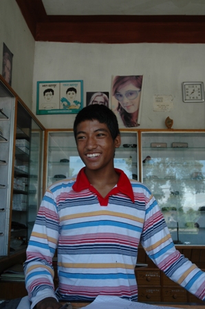 Ram (ex-leerling van de Kumari school) kreeg een opleiding in het oogziekenhuis en werkt nu in de oogkliniek.