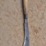 Dit is een khurpa en kost ongeveer € 8,- Het mes wordt voor vele doeleinden gebruikt: gras snijden, groenten , fruit snijden en oogsten.