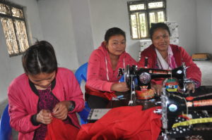 Vrouwen in naaiatelier